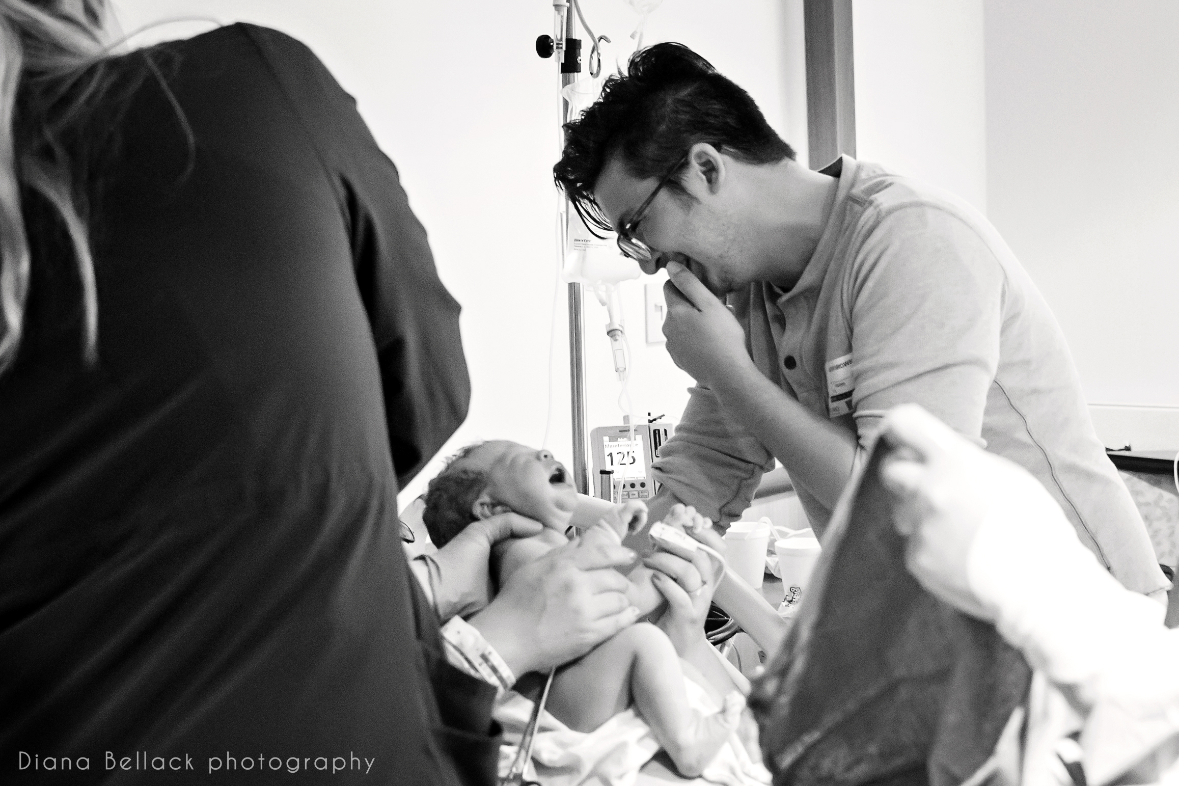 Минуты жизни слушать. Дети в первые минуты жизни. Фотограф рождение детей. Первые минуты жизни новорожденного.